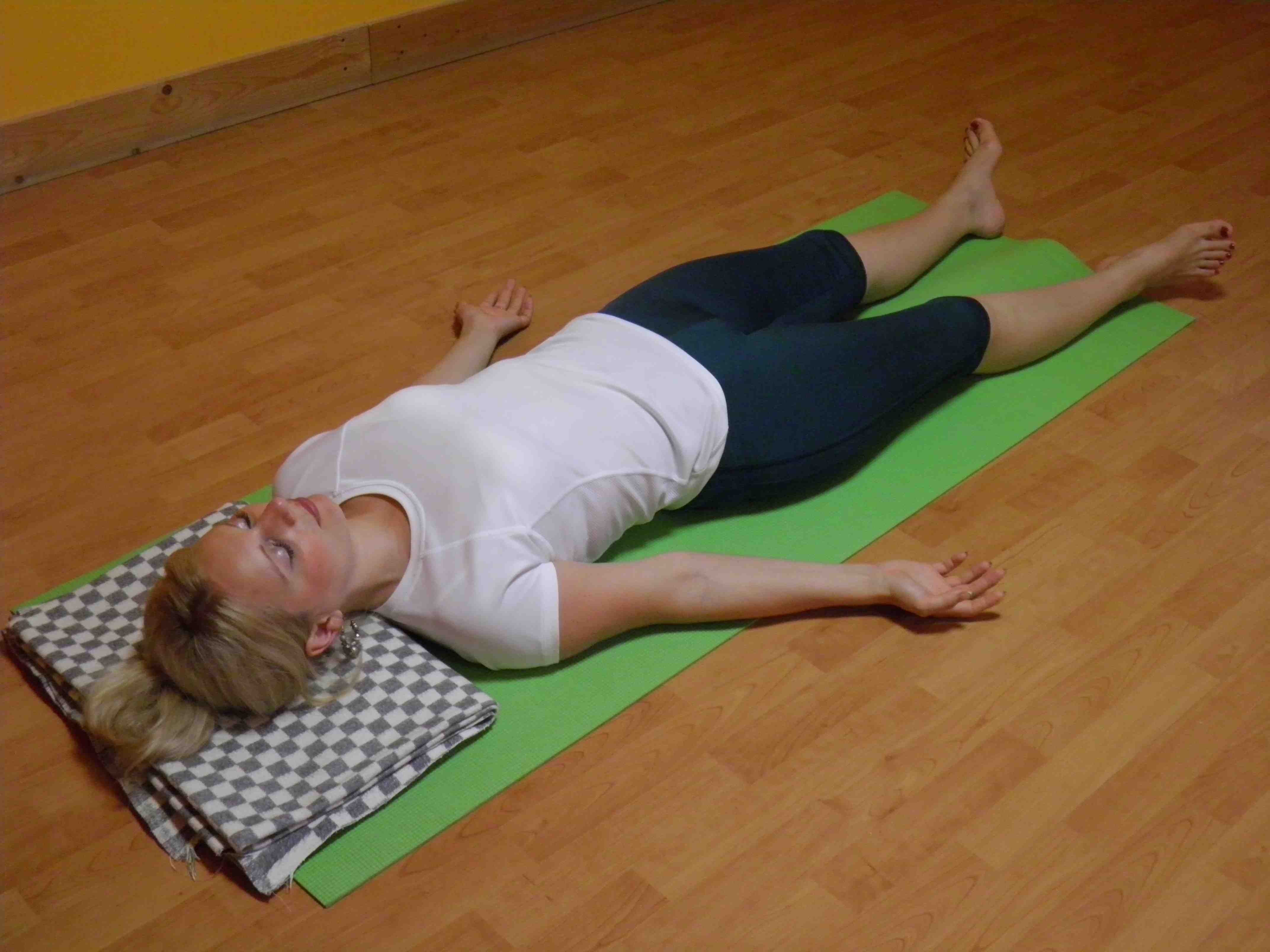 Упражнения лежа видео. Упражнения на расслабление. Гимнастика для расслабления мышц. Упражнения лежа на спине. Упражнения на расслабление лежа.